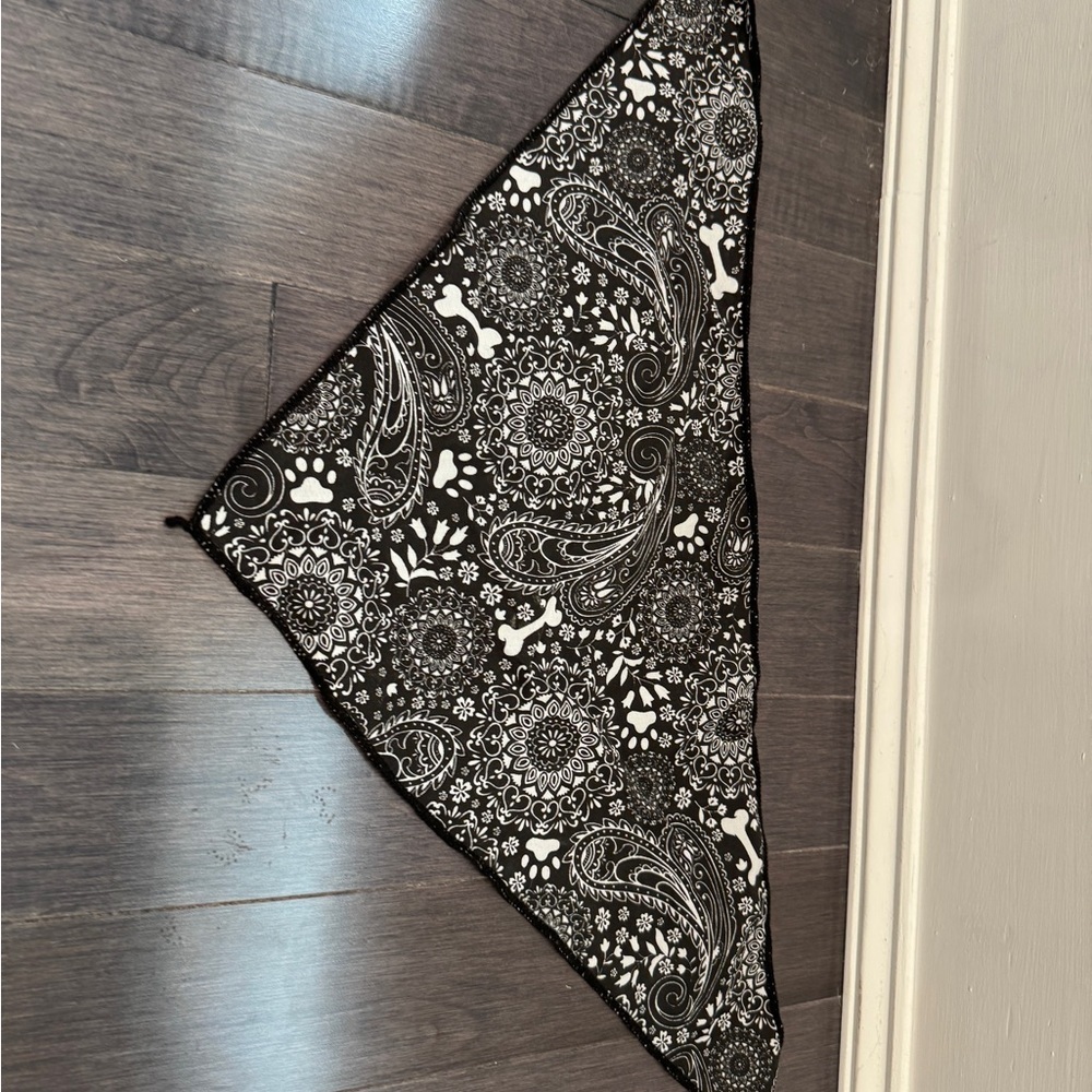 🎉HP🎊 Black and White Paisley Dog Pet Bandana for Medium/Large Dog - Picture 2 of 3